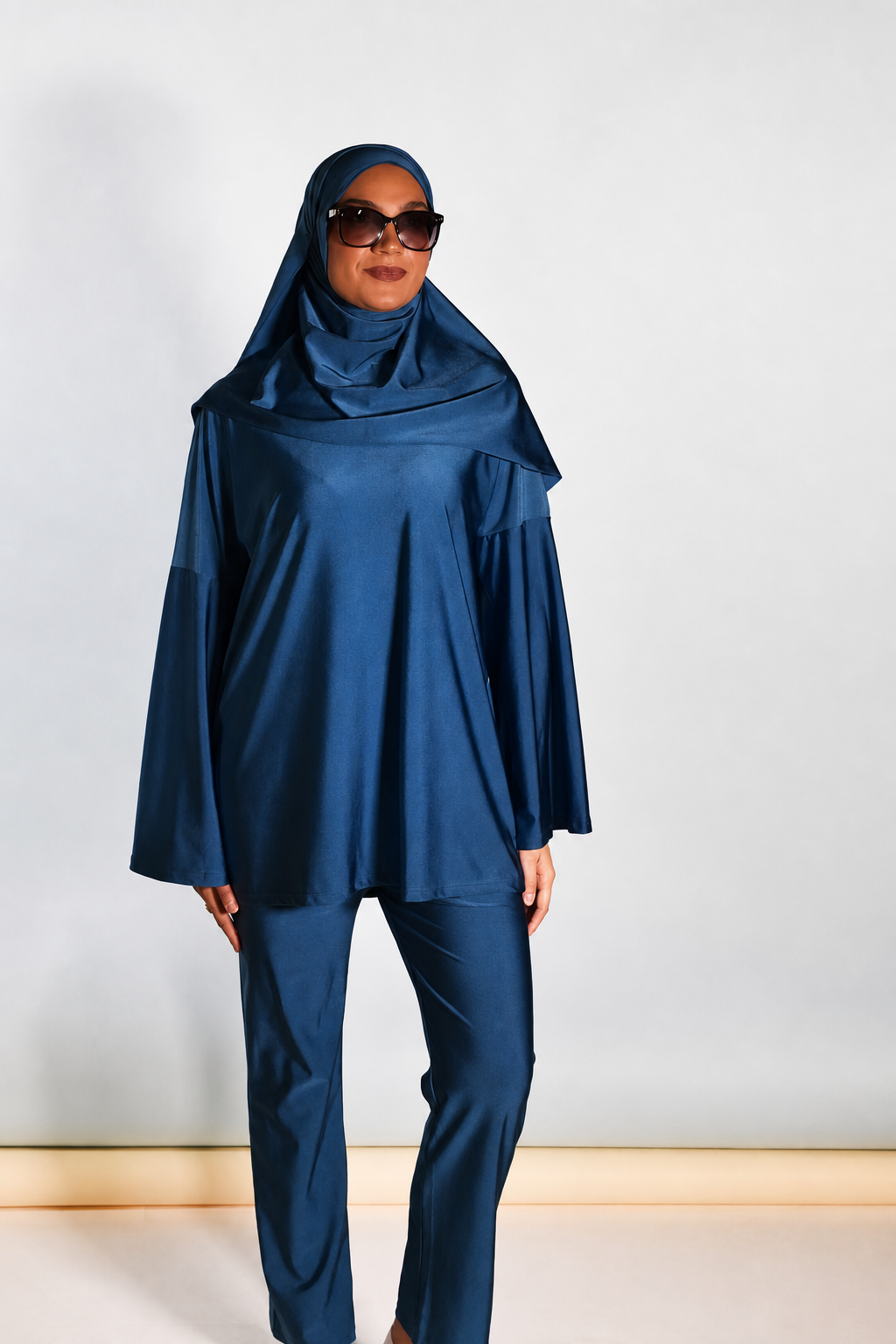 Burkini RIMAYA bleu roi, ensemble porté en studio