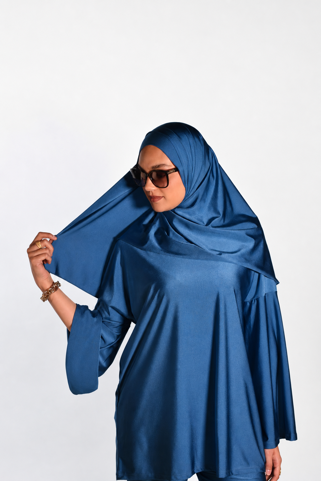 Burkini RIMAYA bleu roi, le voile ajusté en studio