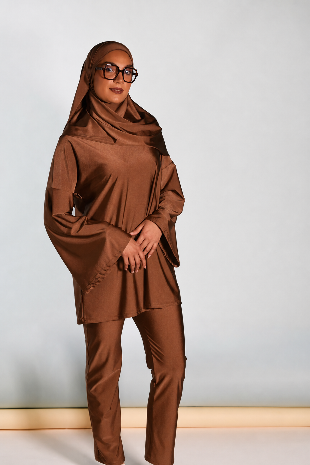 Burkini RIMAYA marron, ensemble porté en studio